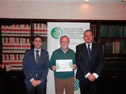 Los Presidentes de la UAITIE, José Antonio Galdón y de la AITICC, Fernando Doncel, entregan el diploma acreditativo a uno de los premiados en el concurso de ideas de la plataforma Engineidea.es