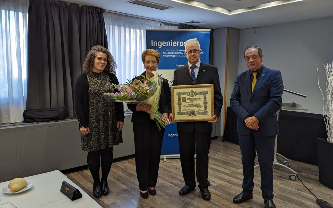 Antonio Hernández González, es distinguido con la Insignia de Socio de Mérito de la Unión de Asociaciones de Ingenieros Técnicos Industriales y Graduados en Ingeniería de la rama industrial de España, UAITIE