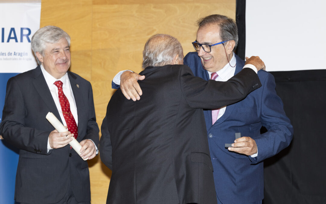 Juan Ignacio Larraz recibe la 89ª Insignia de Oro de la Unión de Asociaciones de Ingenieros Técnicos Industriales y Graduados en Ingeniería de la rama industrial de España, máximo galardón de la profesión